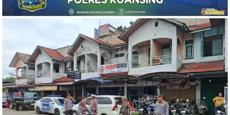 Personel Pos Pam Desa Kasang Laksanakan Pengaturan Lalu Lintas di Pasar Minggu Lubuk Jambi