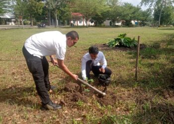 Polsek Pangkalan Kerinci Tanam Bibit Durian hingga Matoa di Halaman Gereja HKY