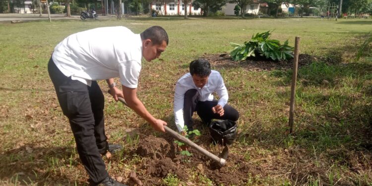 Polsek Pangkalan Kerinci Tanam Bibit Durian hingga Matoa di Halaman Gereja HKY