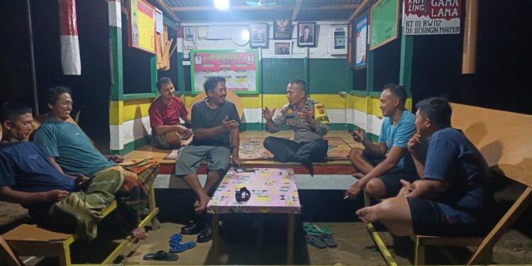 Polsek Kerumutan Cek Pos Kamling, Tingkatkan Harkamtibmas di Desa Beringin Makmur