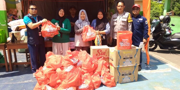 PMI jakarta Selatan Buka Layanan kesehatan Dan Berikan Bantuan Paska Kebakaran Di Bintaro