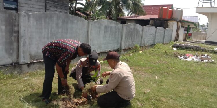 Penanaman Bibit Pohon di Kuala Kampar, Polsek Kuala Kampar Dukung Program Green Policing