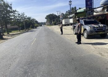 Polsek Pangkalan Lesung Lakukan Pengaturan Lalu Lintas di Jalintim, Cegah Laka dan Pelanggaran