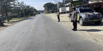 Polsek Pangkalan Lesung Lakukan Pengaturan Lalu Lintas di Jalintim, Cegah Laka dan Pelanggaran