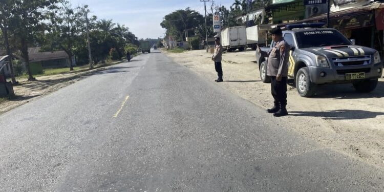 Polsek Pangkalan Lesung Lakukan Pengaturan Lalu Lintas di Jalintim, Cegah Laka dan Pelanggaran