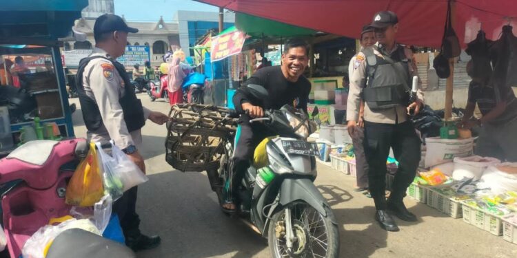 Polsek Ukui Laksanakan Patroli Pasar, Jaga Keamanan Aktivitas Masyarakat