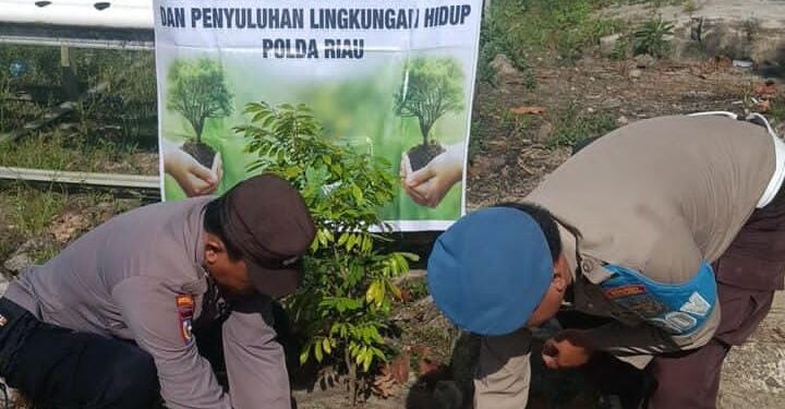 Polsek Bunut Rawat Bibit Pohon di Halaman Mako, Dukung Program Penghijauan