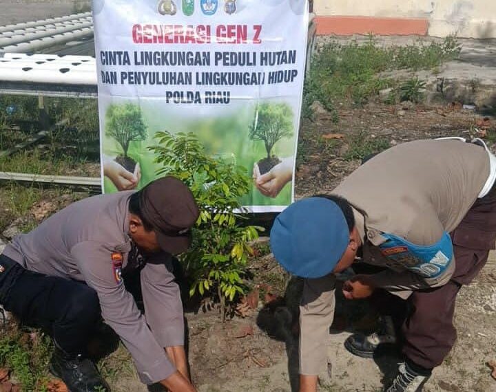Polsek Bunut Rawat Bibit Pohon di Halaman Mako, Dukung Program Penghijauan