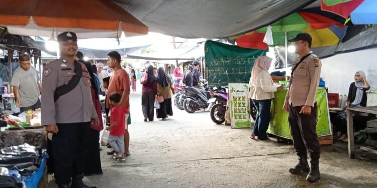 Polsek Teluk Meranti Atur Lalu Lintas di Pasar Ramadhan, Cegah Macet dan Laka