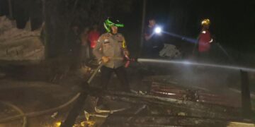 Rumah Warga di Bandar Petalangan Terbakar, Polisi dan Damkar Sigap Padamkan Api