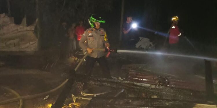 Rumah Warga di Bandar Petalangan Terbakar, Polisi dan Damkar Sigap Padamkan Api
