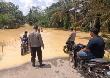 Polsek Hulu Kuantan Lakukan Patroli dan Monitoring Banjir, Puluhan Rumah Warga Terdampak