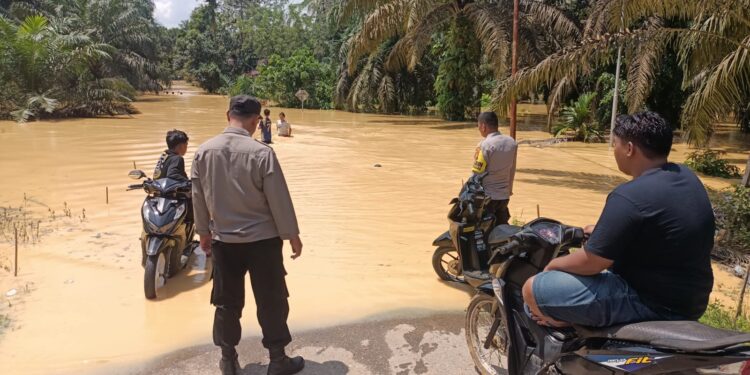 Polsek Hulu Kuantan Lakukan Patroli dan Monitoring Banjir, Puluhan Rumah Warga Terdampak
