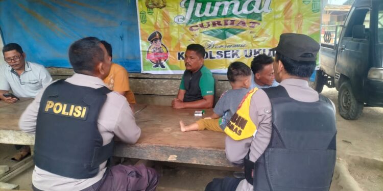 Humanis, Polsek Ukui Gelar Jumat Curhat di Tengah Masyarakat