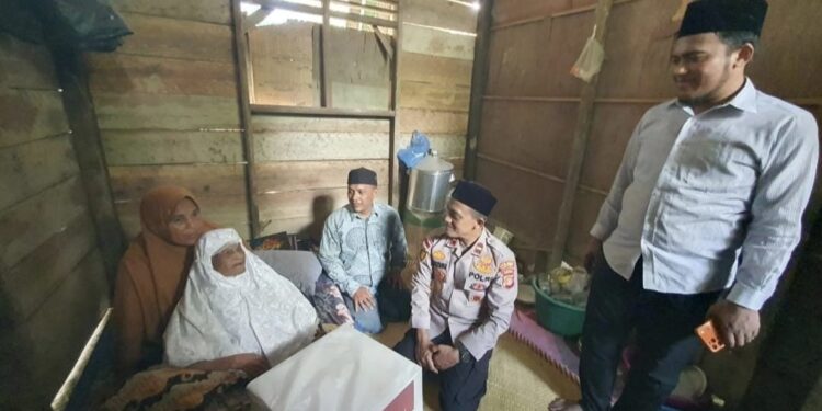 Kapolsek Marzuki Tebar Kebahagiaan Untuk Dhuafa Jelang Lebaran Di Tanah Luas