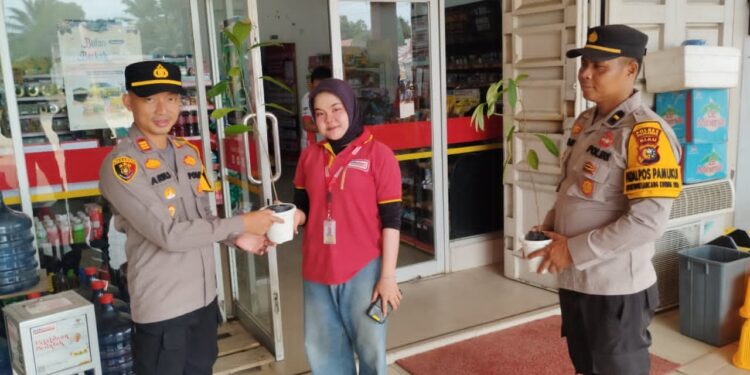 Bertepatan Hari Hutan Sedunia dan Idul Fitri, Polsek Ukui Bagikan Bibit Pohon kepada Masyarakat