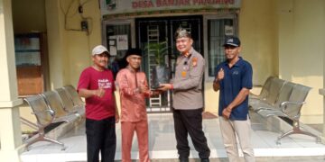 Polsek Kerumutan Bagikan Bibit Pohon Berkah dalam Rangka Hari Pohon Sedunia