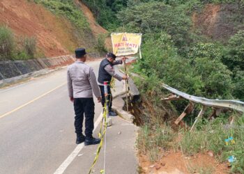 Polsek Linge Patroli Daerah Rawan, Pasang Police Line di Lokasi Jalan Amblas dan Longsor