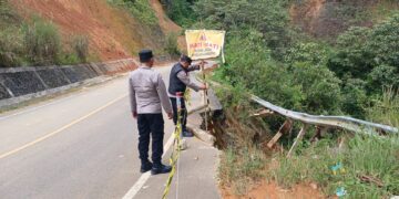 Polsek Linge Patroli Daerah Rawan, Pasang Police Line di Lokasi Jalan Amblas dan Longsor