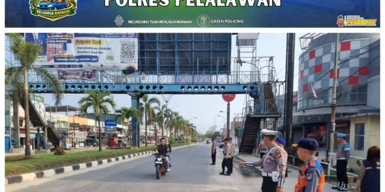 Polisi Atur Lalu Lintas di Jalan Lintas Timur Pangkalan Kerinci