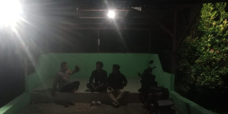 Polsek Pangkalan Kerinci Sambangi Pos Kamling Desa Makmur, Ajak Warga Aktif Jaga Kamtibmas