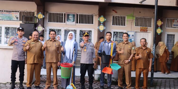 Hari Pertama Masuk Sekolah, Kapolres Aceh Tengah Pimpin Upacara Di SMAN 1 Takengon