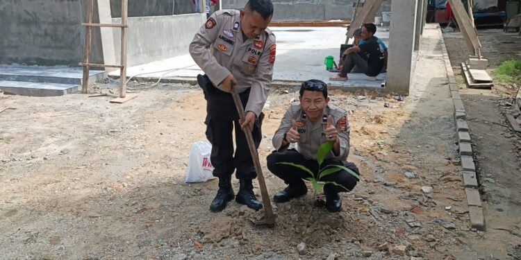 Polsek Pangkalan Kerinci Tanam Bibit Pohon, Dukung Program Penghijauan Kapolda Riau