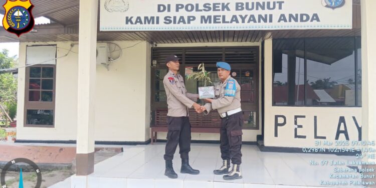 Berulang Tahun, Personil Polsek Bunut Dapat Hadiah Pohon Buah