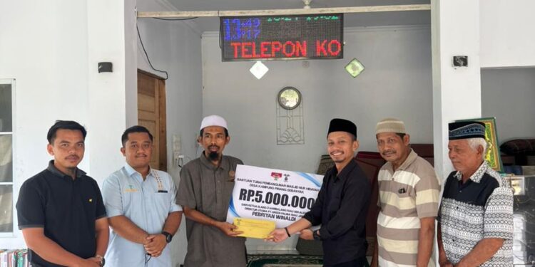 Kepedulian Nyata Direktur Utama PT Gren Palma Riau Jaya, Pebriyan Winaldi Berikan Bantuan Tunai Mesjid Nur Hidayah di Kampung Pinang Perhentian