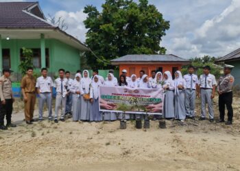 Penanaman Bibit Pohon Buah di SMAN 02 Terantang Manuk Pelalawan