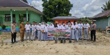 Penanaman Bibit Pohon Buah di SMAN 02 Terantang Manuk Pelalawan