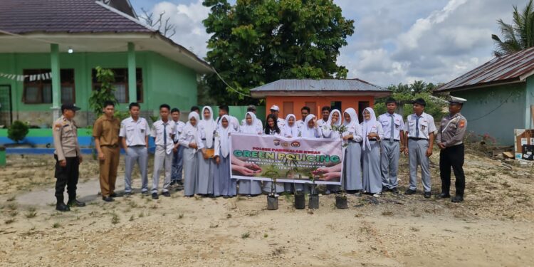 Penanaman Bibit Pohon Buah di SMAN 02 Terantang Manuk Pelalawan