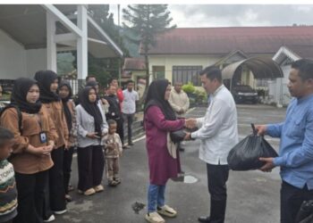 Bupati Haili Yoga Serahkan Bantuan untuk Cleaning Service dan Satpam RSUD Datu Beru