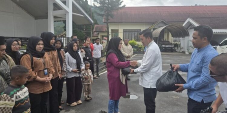 Bupati Haili Yoga Serahkan Bantuan untuk Cleaning Service dan Satpam RSUD Datu Beru
