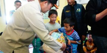 Bupati Haili Yoga Hadir Menghibur Anak Pengungsian