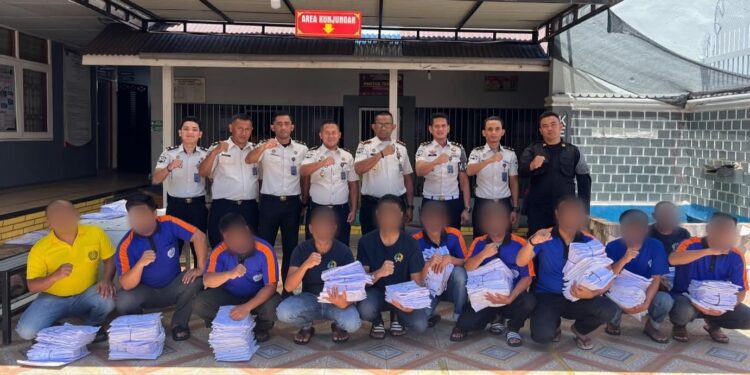 Sambut Hari Kemenangan, Karutan Takengon Bagikan Baju Ibadah Dan Harian Baru Untuk Seluruh WBP