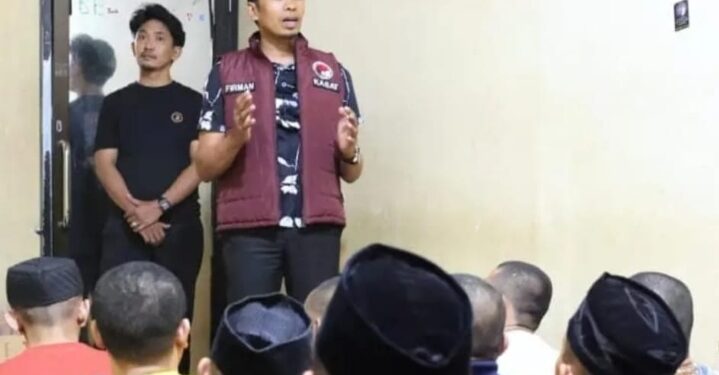 Buka Puasa Dengan Tahanan: Iptu Firman Berikan Sentuhan Humanis