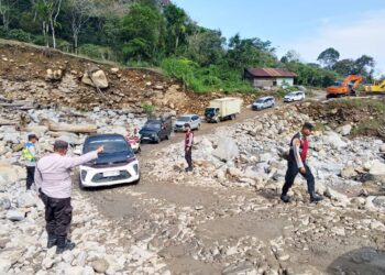 Akses Jalan Wih Porak Kembali Normal, Kapolsek Pintu Rime Gayo Monitoring