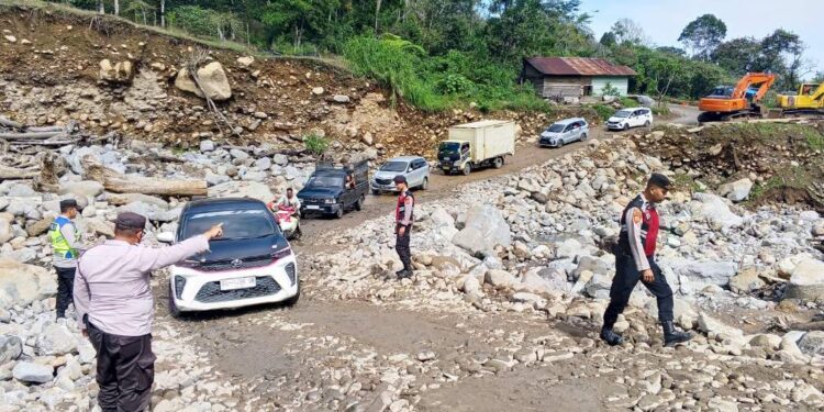 Akses Jalan Wih Porak Kembali Normal, Kapolsek Pintu Rime Gayo Monitoring