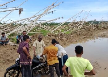 Gotong Royong Warga Dusun Rantau Panjang, Desa Sijudo Perbaiki Jalan Rusak Pascabanjir