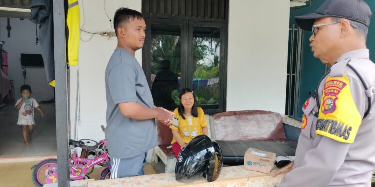 Bhabinkamtibmas Pangkalan Kerinci Ajak Warga Aktif Jaga Kamtibmas dan Cegah Karhutla