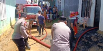 Polisi Dan Damkar Aceh Singkil Sigap Padamkan Kebakaran Di Rumah Warga Desa Tulaan 