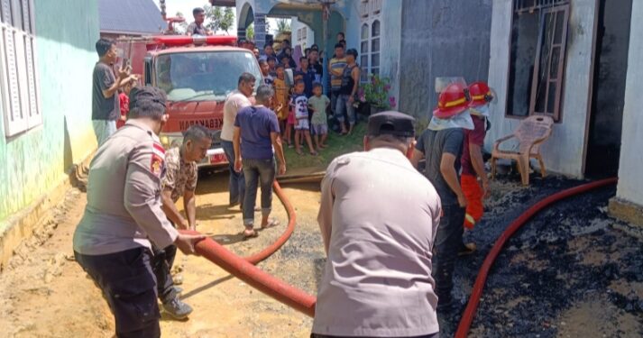 Polisi Dan Damkar Aceh Singkil Sigap Padamkan Kebakaran Di Rumah Warga Desa Tulaan 