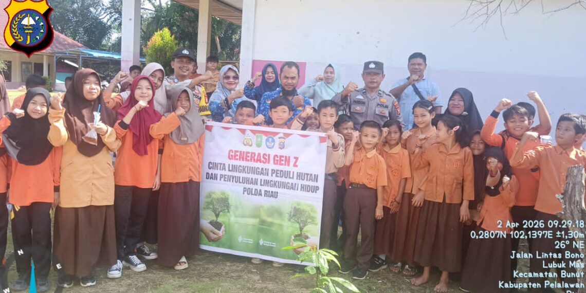 Polsek Bunut Tanam Bibit Pohon Matoa di SDN 008 Desa Lubuk Mas