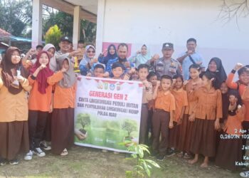 Polsek Bunut Tanam Bibit Pohon Matoa di SDN 008 Desa Lubuk Mas