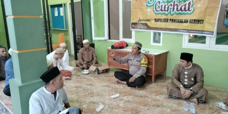 Polsek Pangkalan Kerinci Gelar Jumat Curhat, Warga Desa Makmur Sampaikan Aspirasi Kamtibmas