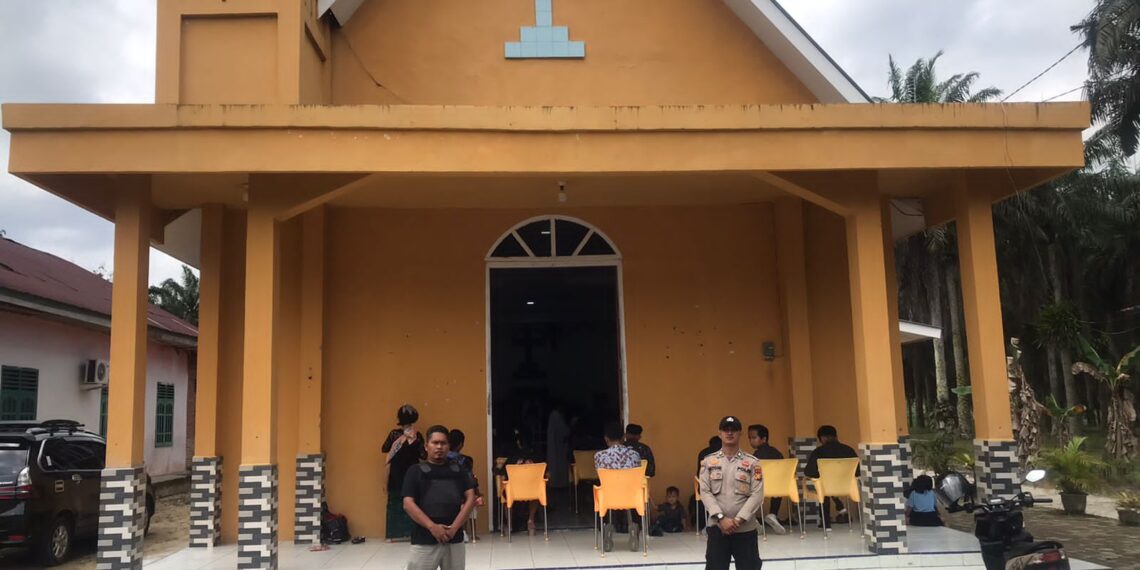 Polsek Kerumutan Amankan Tiga Gereja Saat Ibadah Jumat Agung di Pelalawan