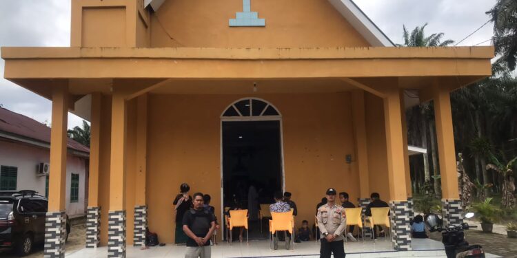 Polsek Kerumutan Amankan Tiga Gereja Saat Ibadah Jumat Agung di Pelalawan