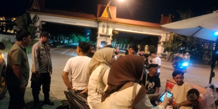 Patroli KRYD Polsek Pangkalan Kerinci, Polisi Sambangi Warga hingga Pusat Perbelanjaan