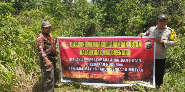 Polsek Langgam Sosialisasikan Larangan Karhutla ke Warga Desa Segati